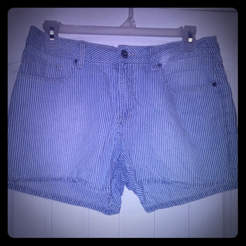 VTG Blue and white striped shorts